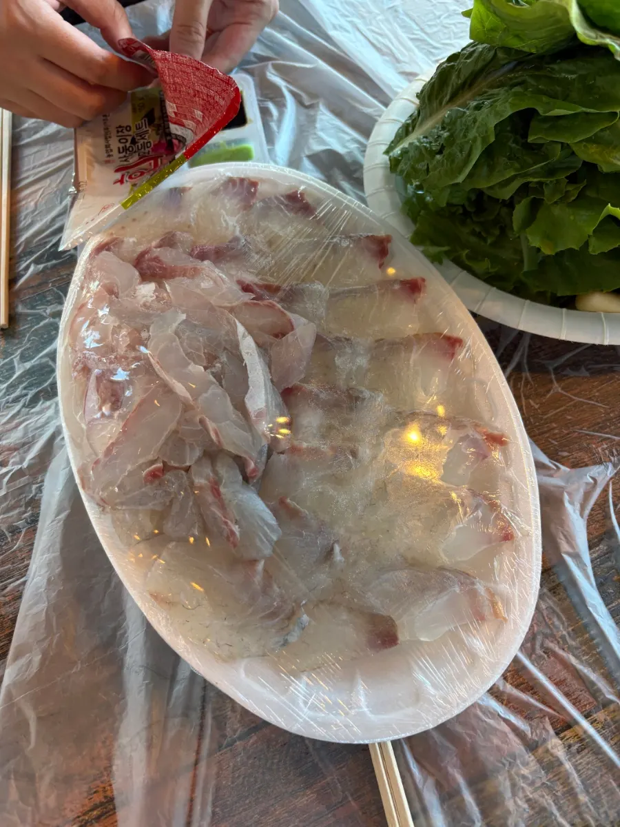 먹기 좋은 크기로 썰린 회 한 접시