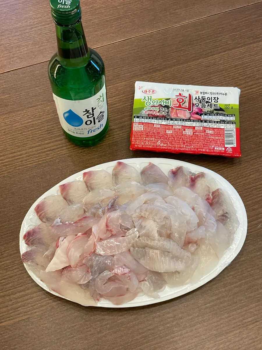 Plate mixing black sea bream and flounder sashimi