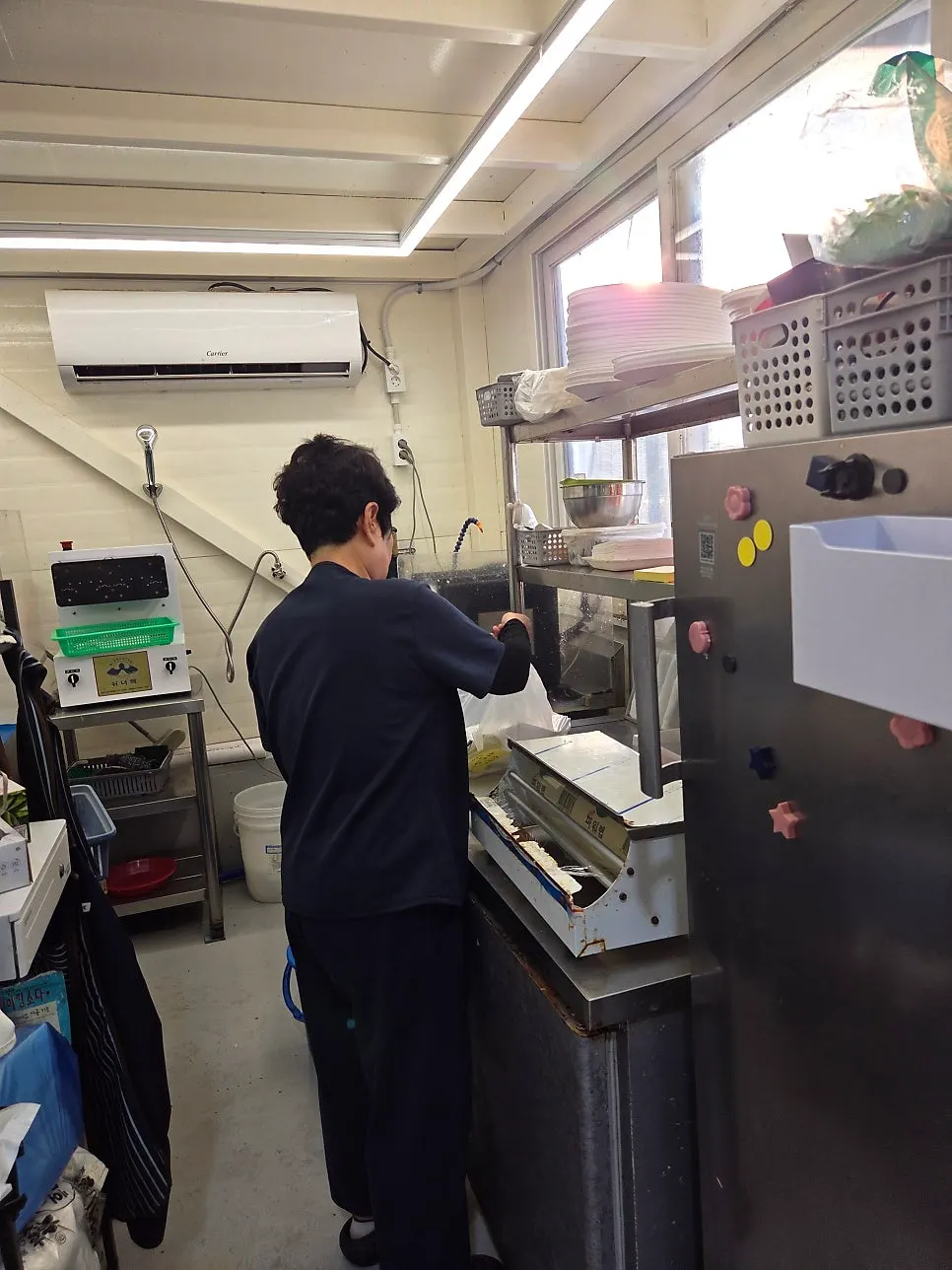 Red sea bream being sliced right after the order was placed
