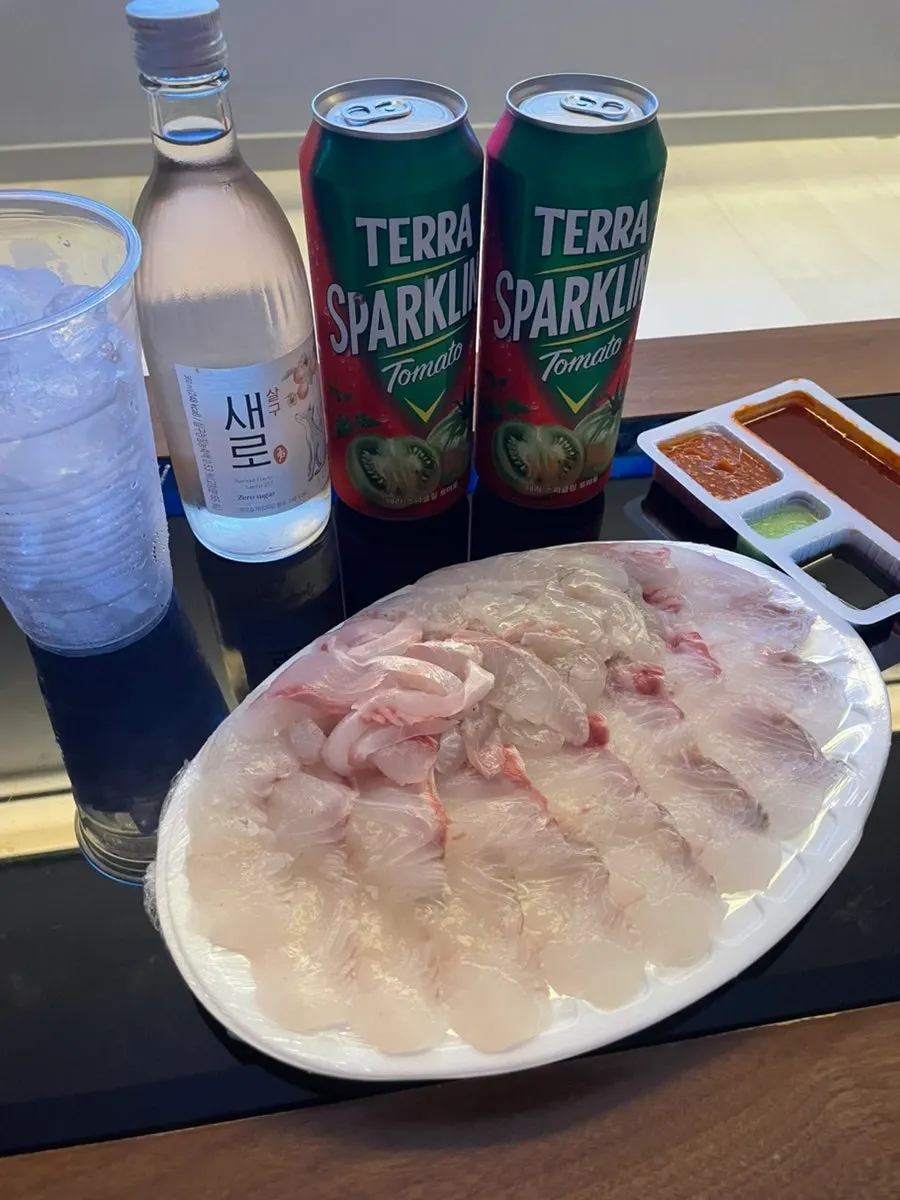 접시에 담아 세팅한 참돔과 광어 회