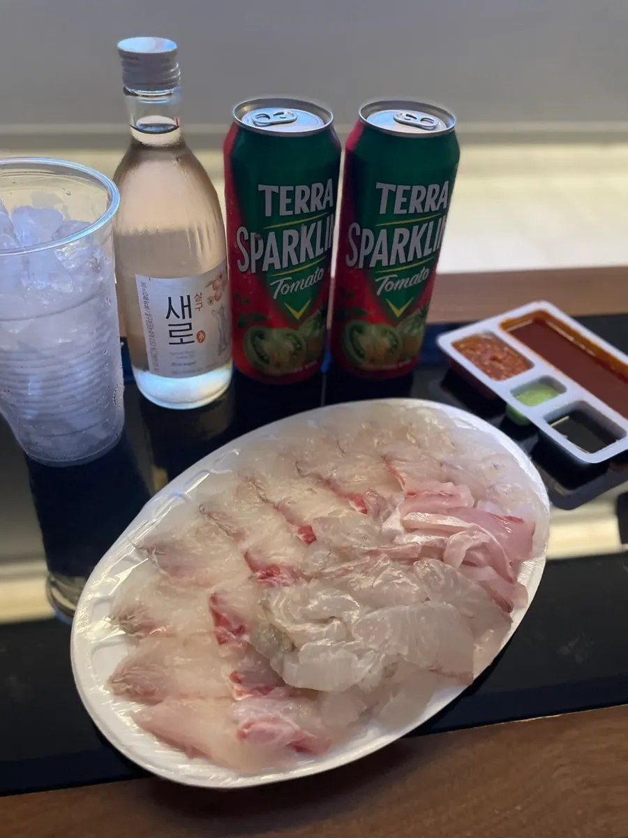 두툼하게 썰린 참돔과 광어 회 클로즈업