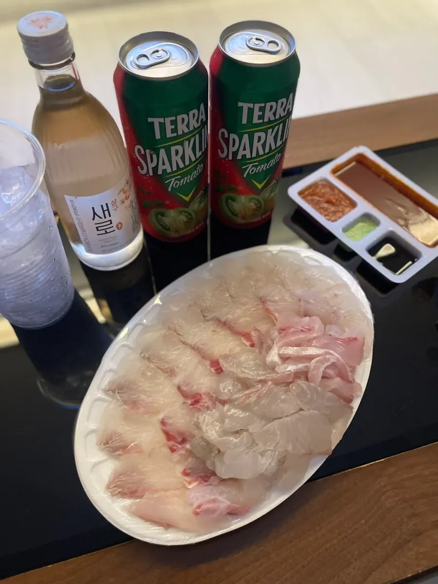 회와 함께 곁들인 테라 토마토 맥주
