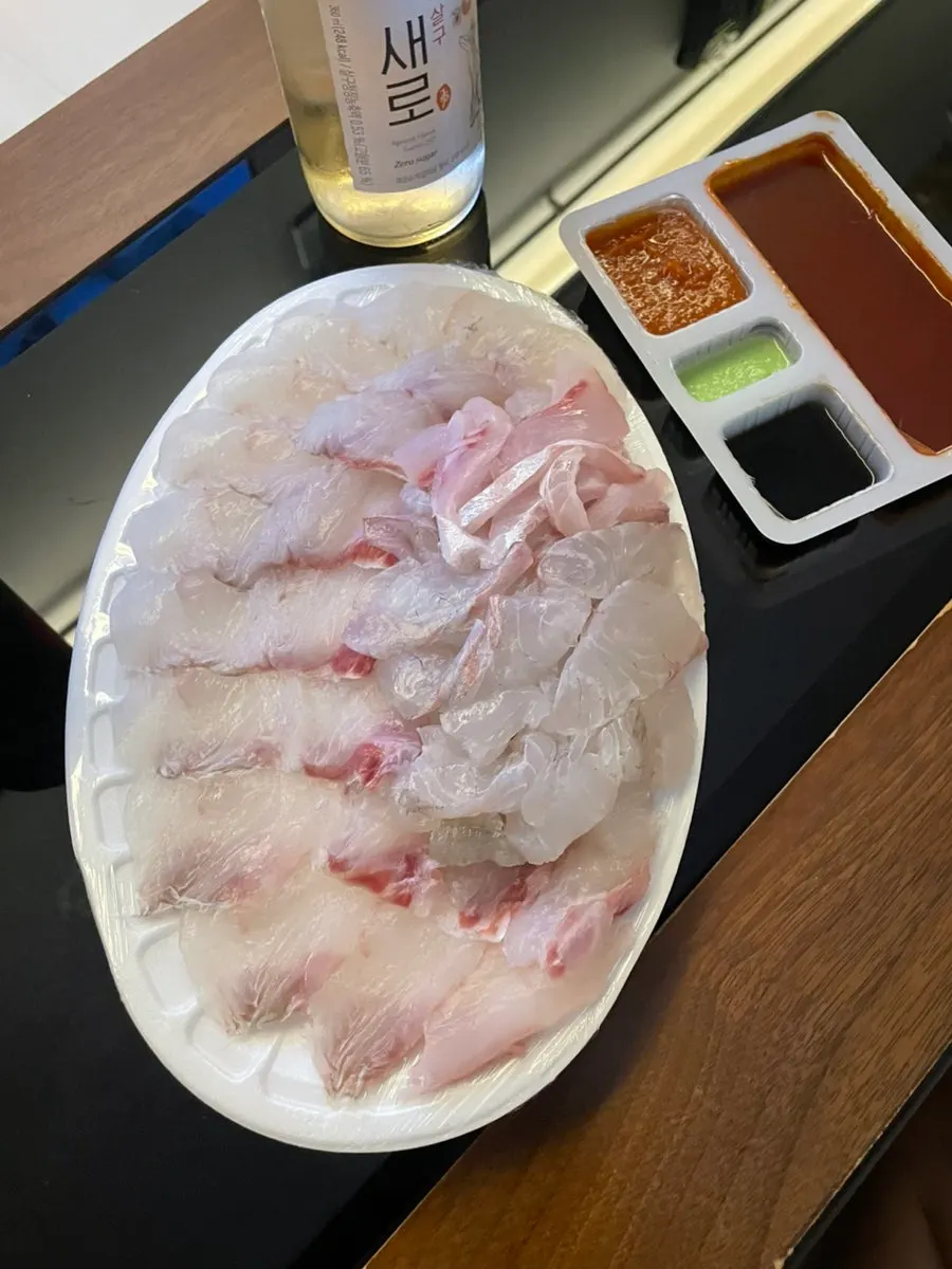 야식 상에 올린 넉넉한 양의 회