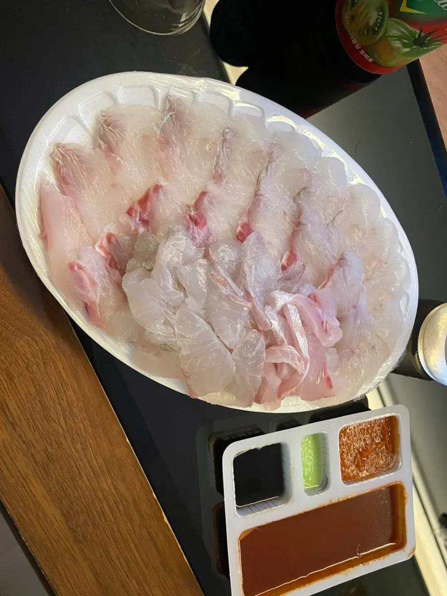 두툼한 때깔의 참돔 회 근접 사진
