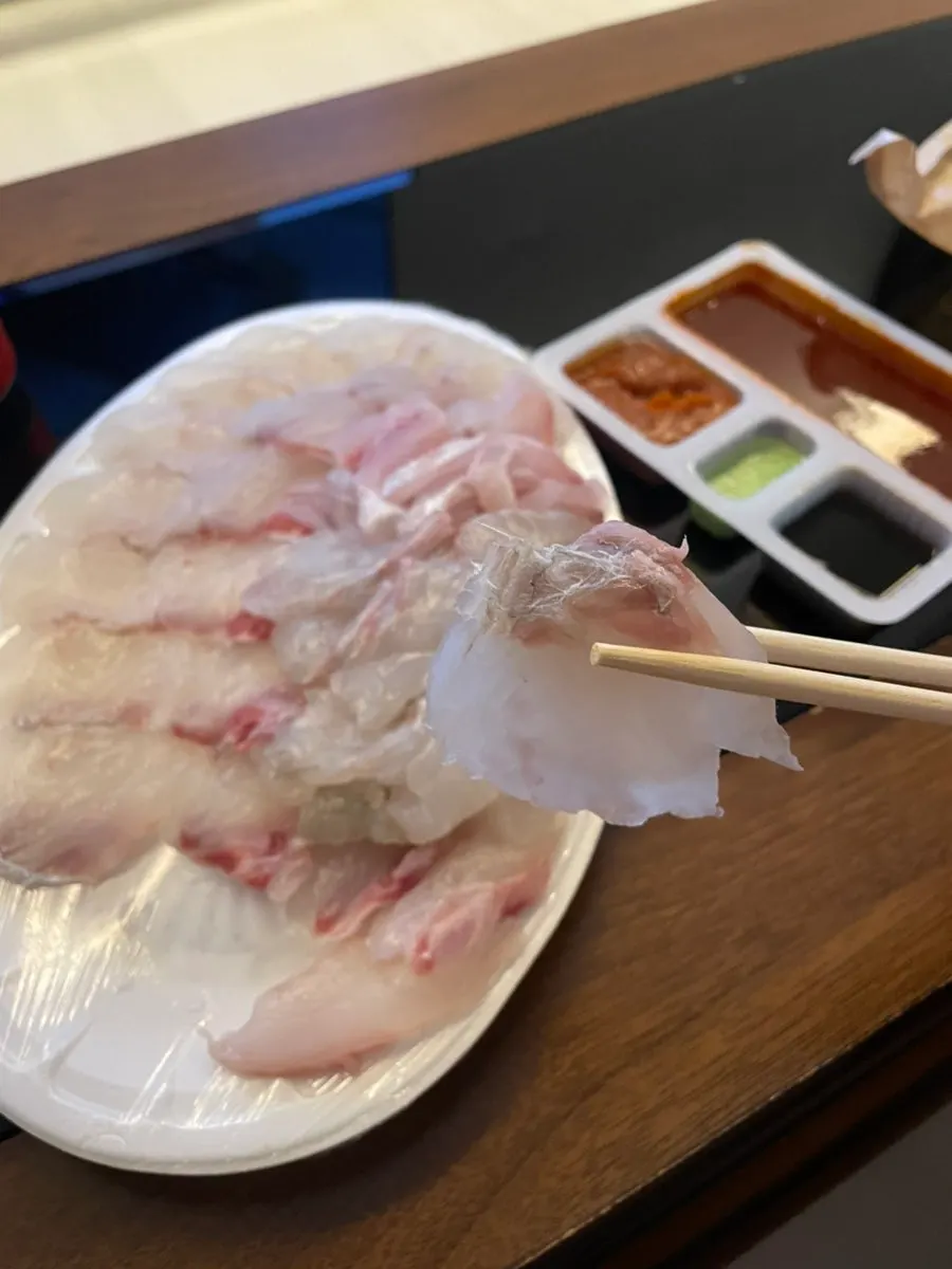 참돔 광어 회 한 점씩 담긴 접시