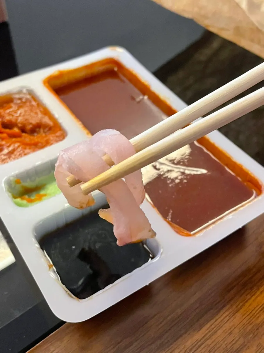 와사비 얹어 집어 든 참돔 회 한 점
