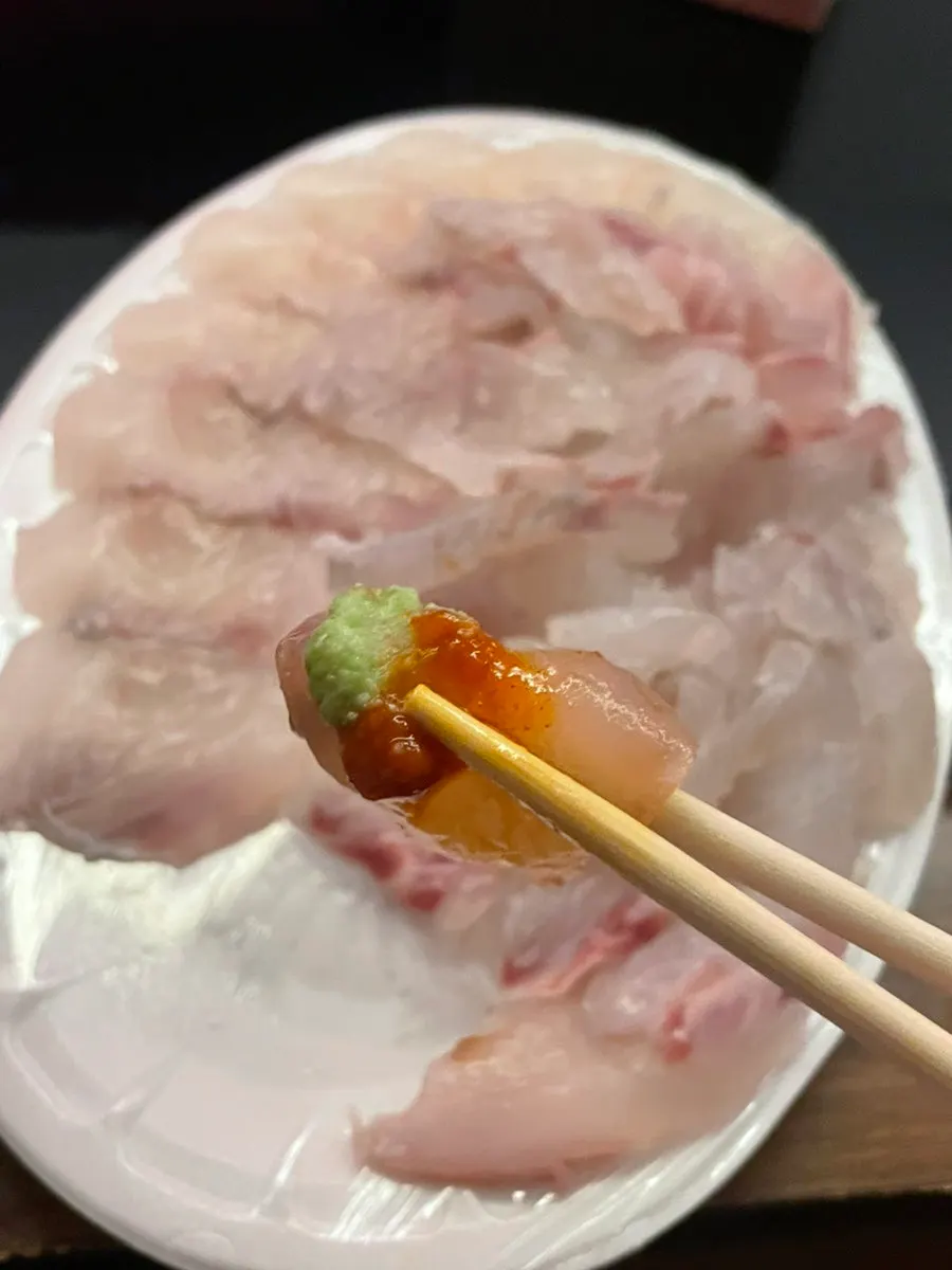 간장과 와사비 쌈장을 올린 회 한 점