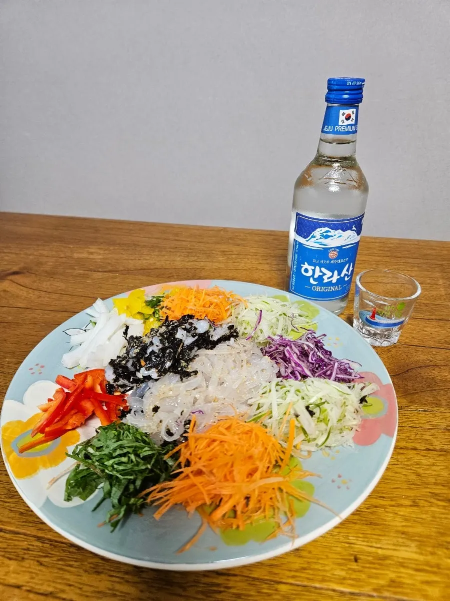 접시에 세팅한 동해안 산오징어회