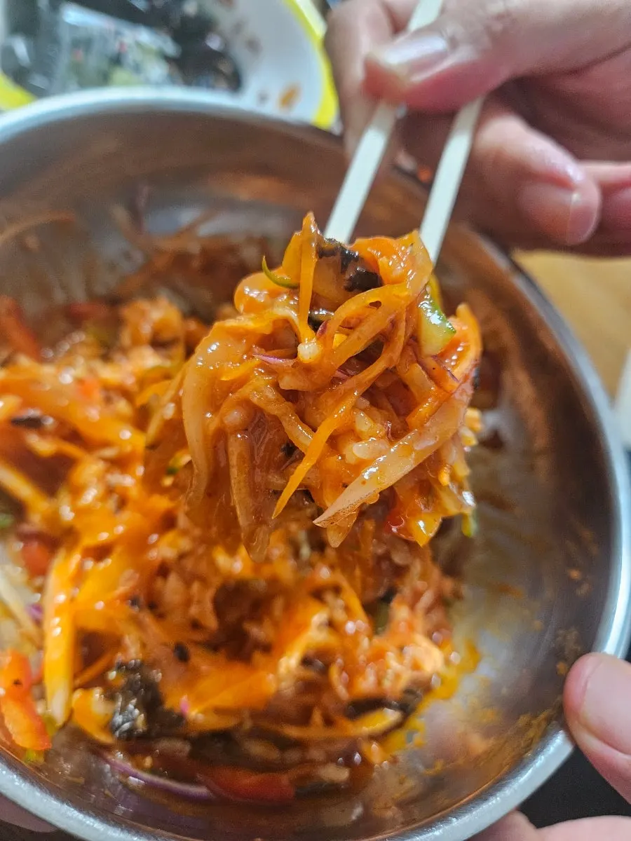 남은 회와 야채로 만든 산오징어 회덮밥