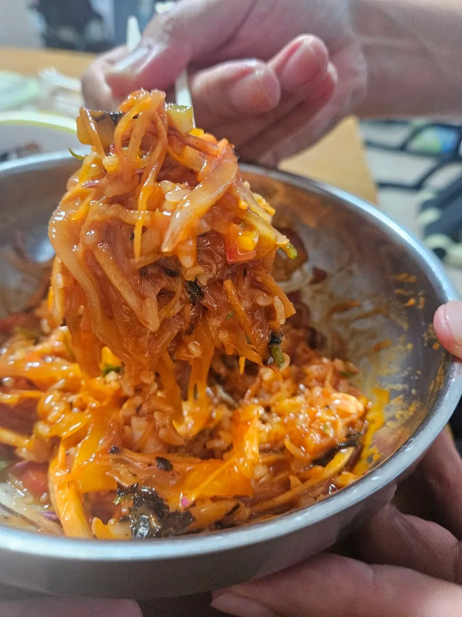 밥을 넣어 비빈 산오징어 회덮밥