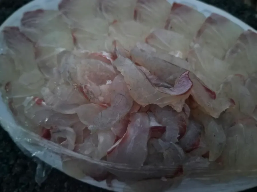 Black porgy sashimi given as a bonus