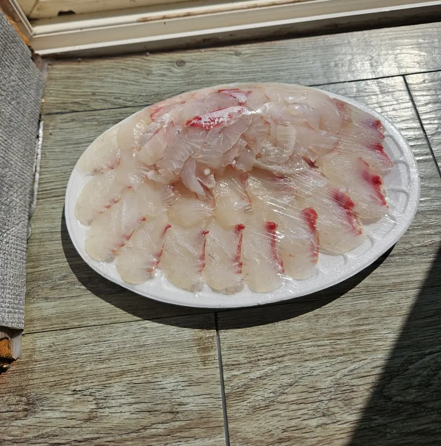 남해 숙소 상에 펼친 참돔회 포장