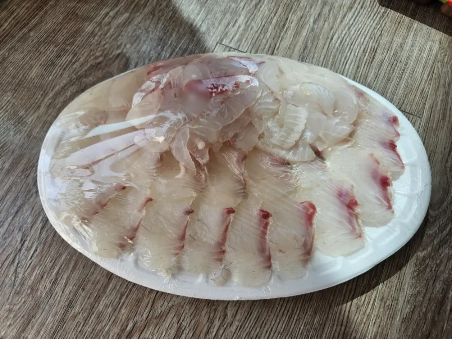 접시에 담긴 참돔회 전체 모습