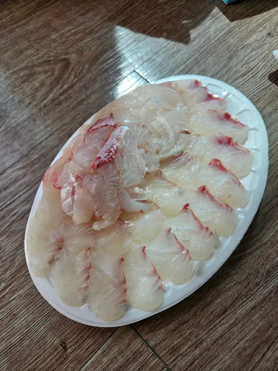 붉은빛 껍질이 보이는 참돔회 클로즈업