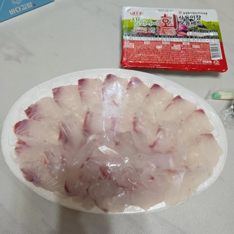 숙소에서 펼친 참돔 회 포장 접시