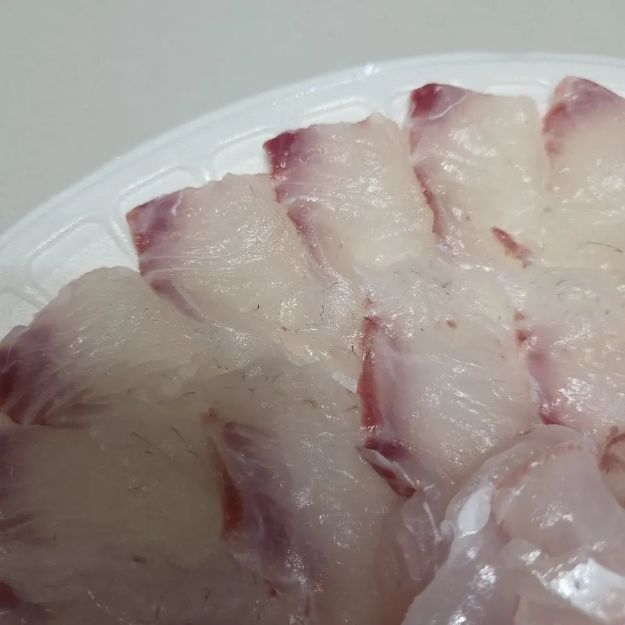 쌈장에 찍어 먹는 참돔 회 한 점