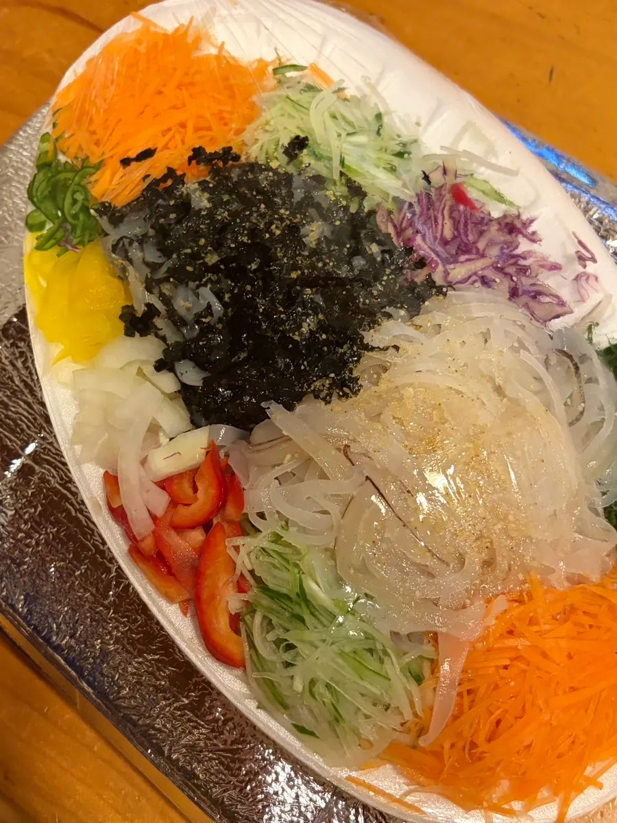 Preparing the live squid sashimi for packing