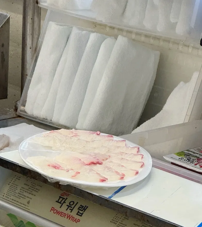 Red sea bream preparation and fish skin-removal machine