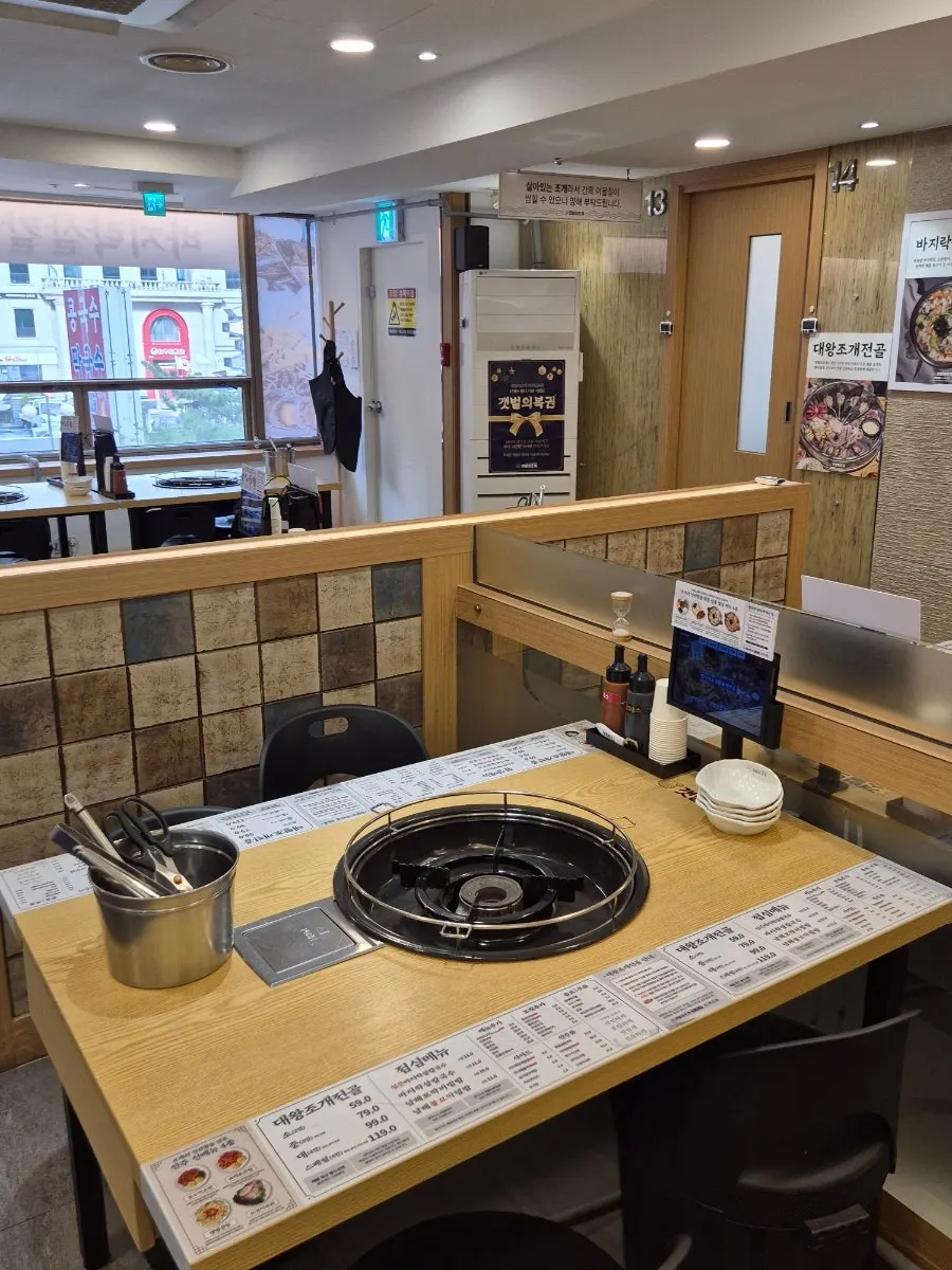 Spacious table seating at Gaetbeol-ui Jogae Yeouido Main Branch