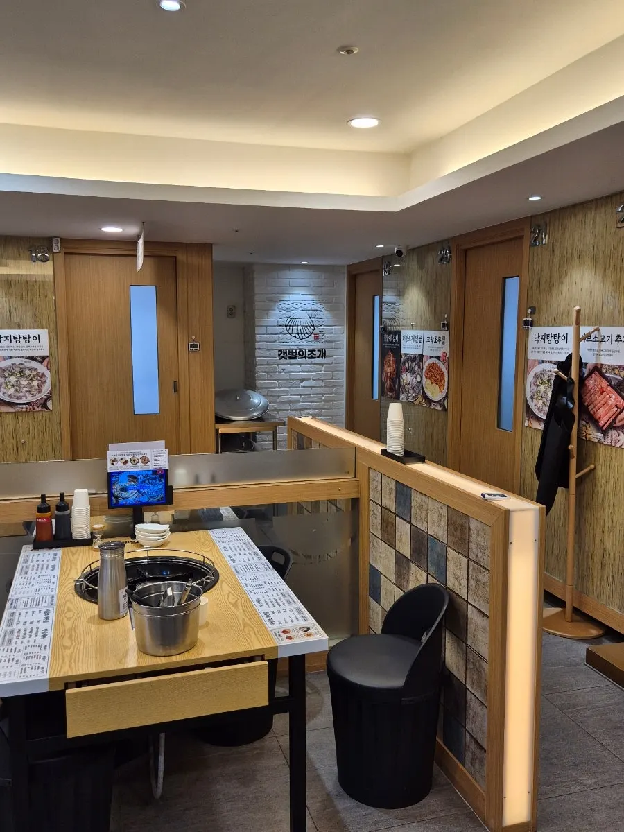 Seating and interior atmosphere at Gaetbeol-ui Jogae Yeouido Main Branch