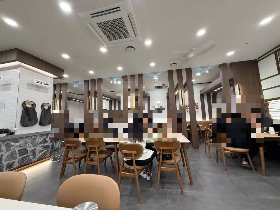 넓고 쾌적한 홀 테이블 좌석
