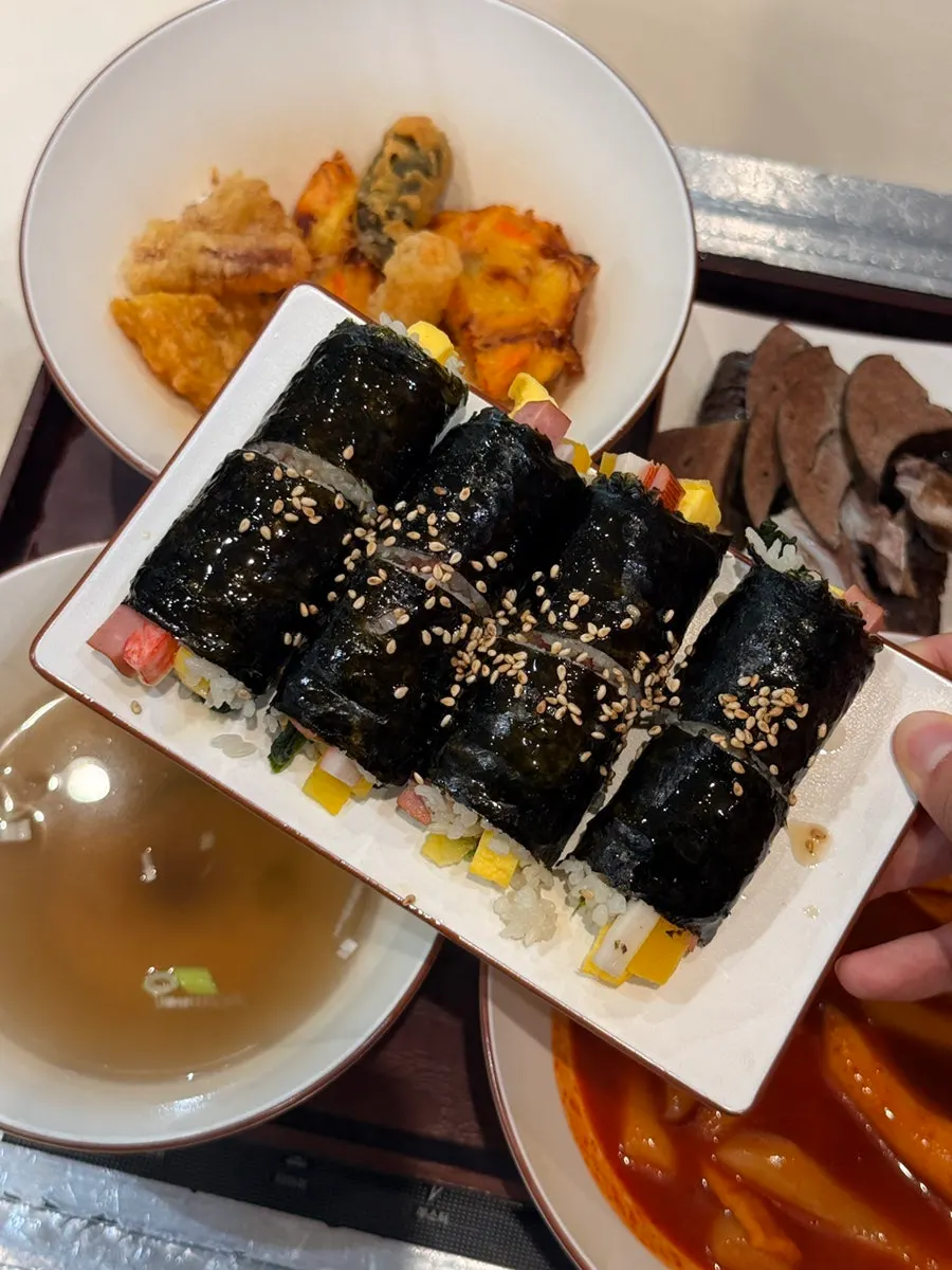 참기름을 바른 꼬마김밥