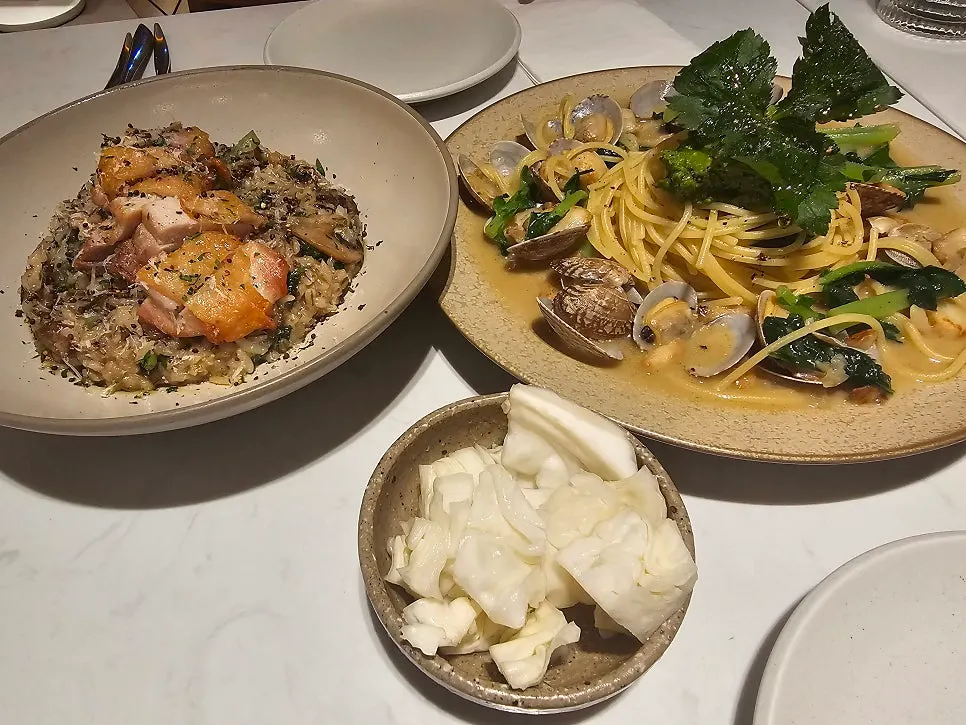 파스타와 리조또를 함께 담은 한상