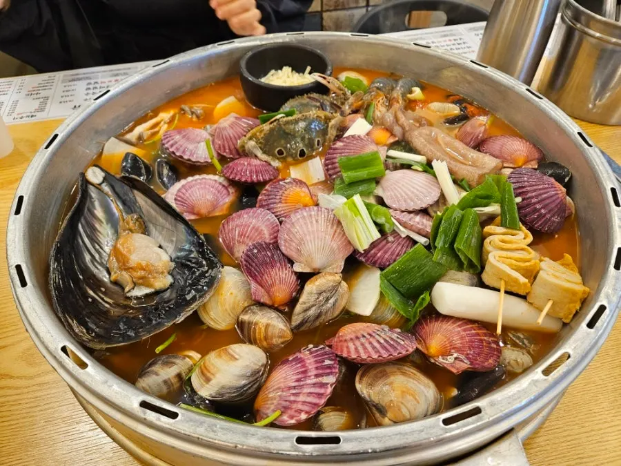 테이블에 올라온 대왕조개전골