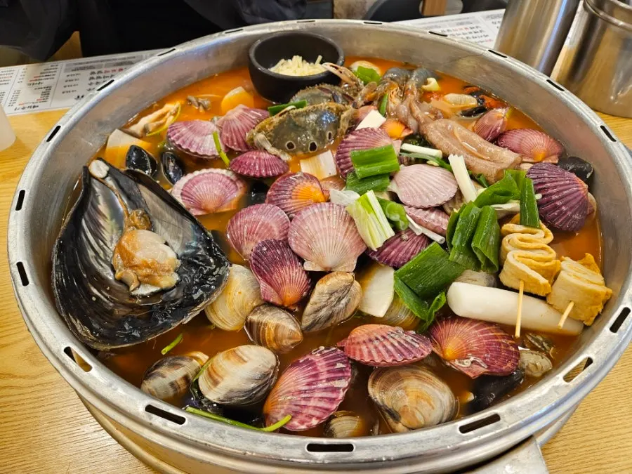 뚜껑을 덮고 익히는 조개전골