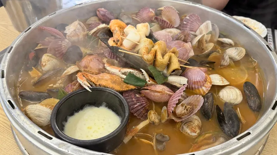 전골 속 녹은 치즈
