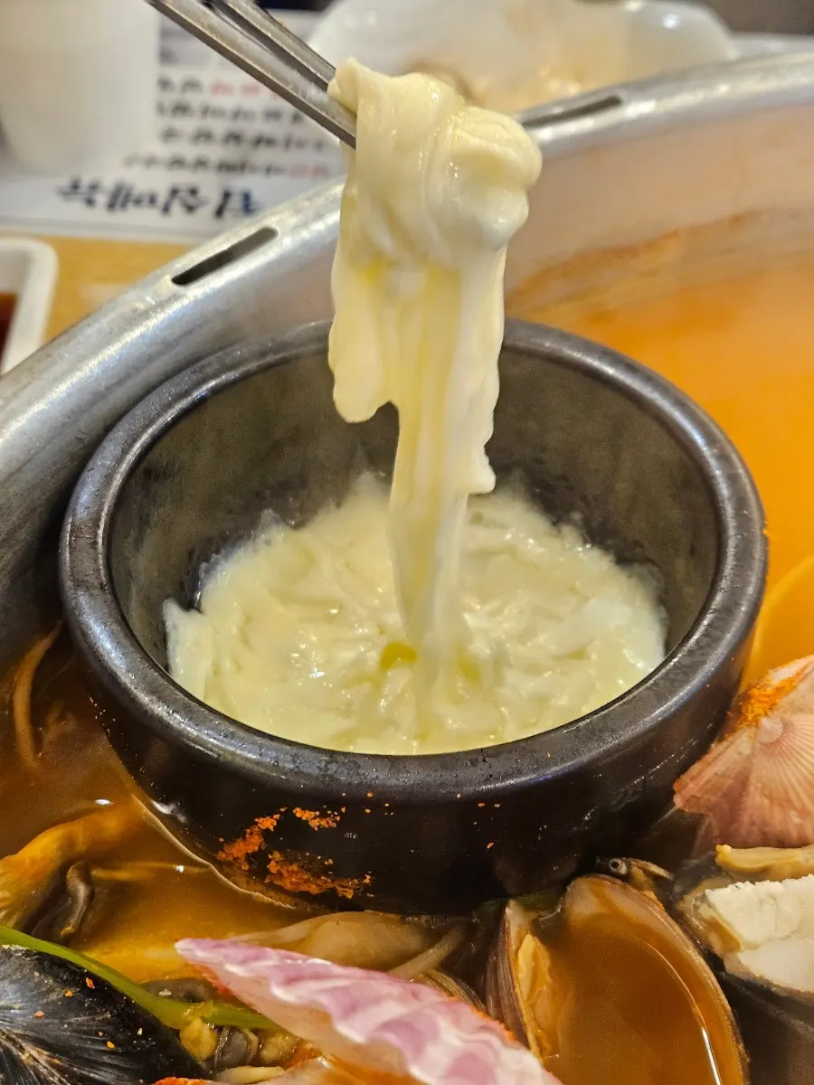 치즈에 싸 먹는 조개 살