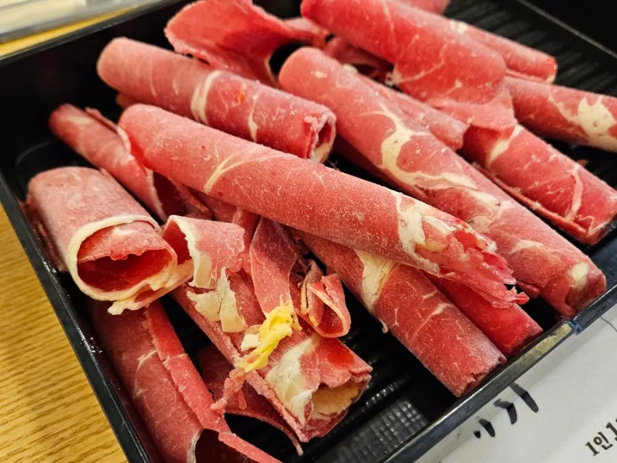 전골에 넣기 전 샤브샤브 고기
