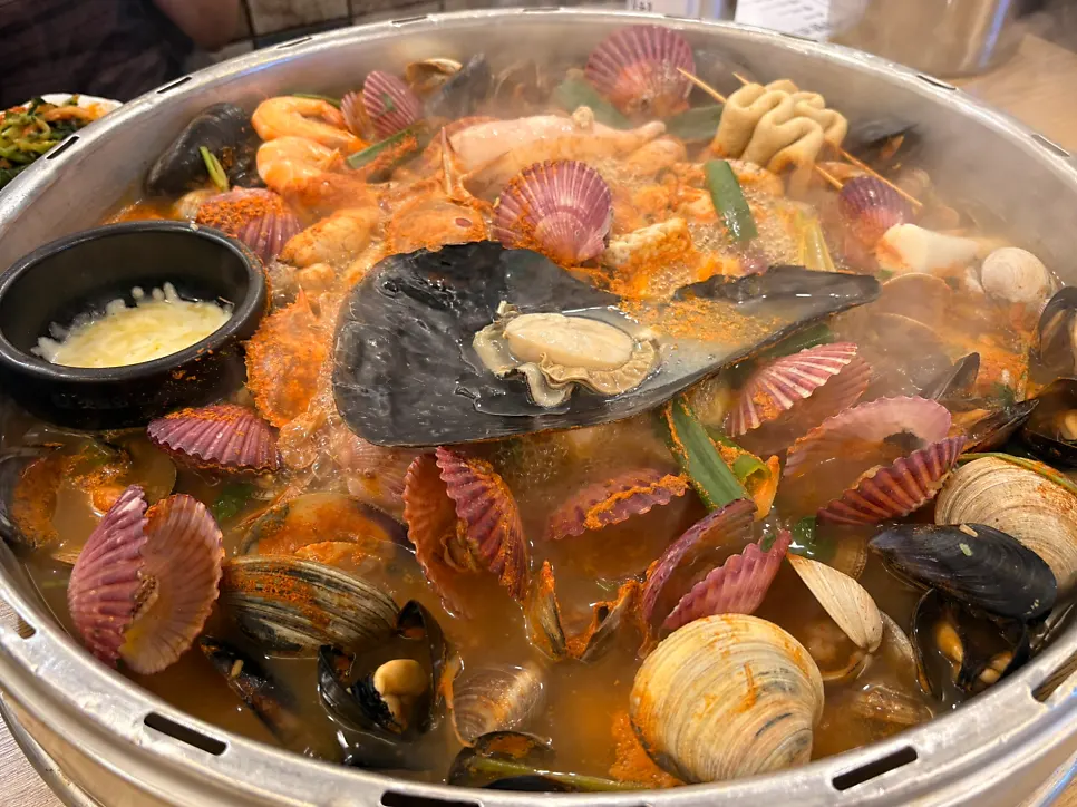 The large clam hot pot pot boiling and nearly overflowing
