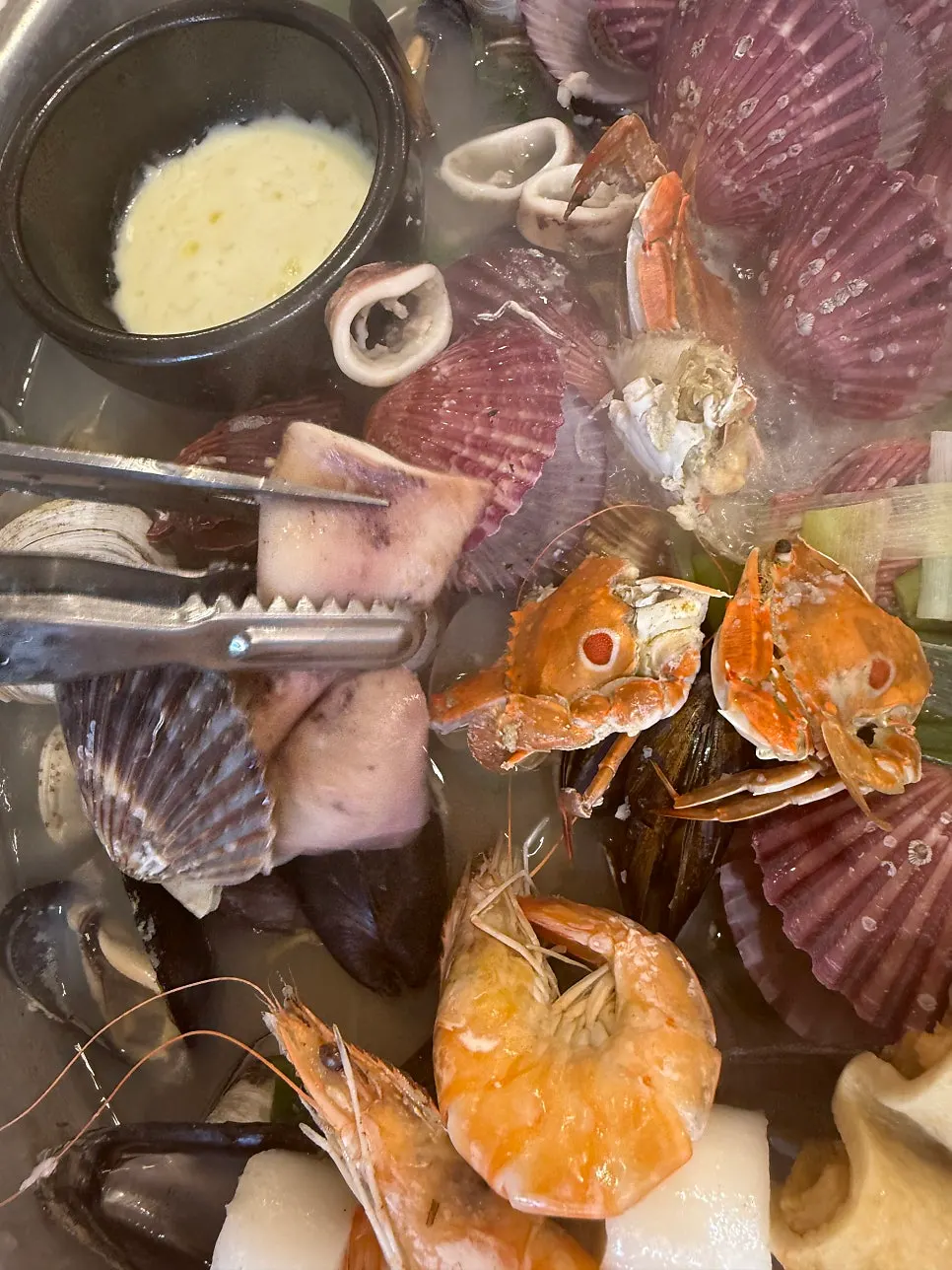 Giant clam hot pot menu shown on the table-order tablet
