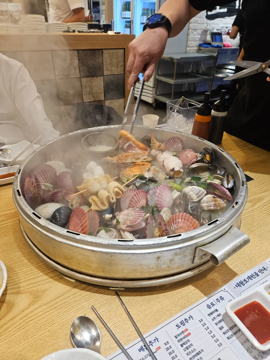 Giant clam hot pot, small size, served on the table