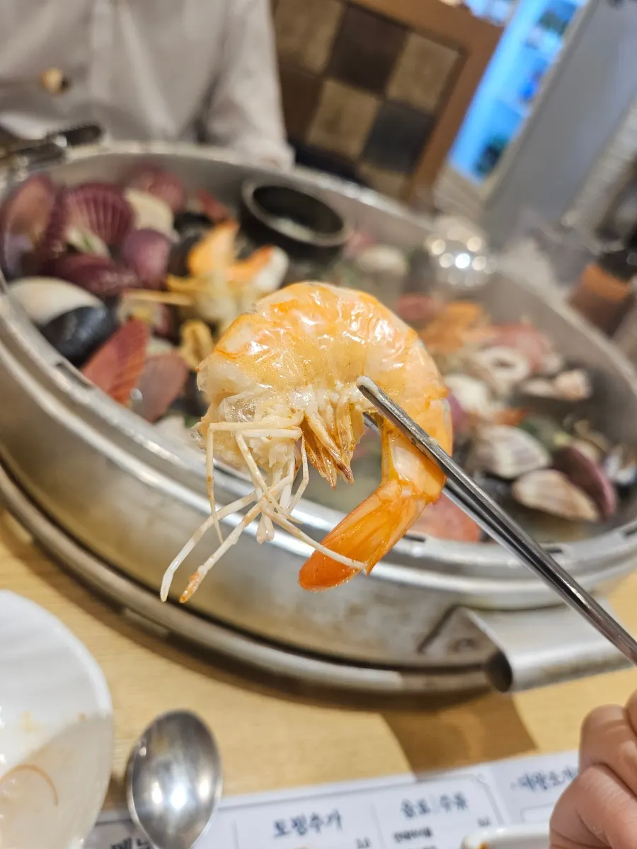 Plump shrimp in the hot pot