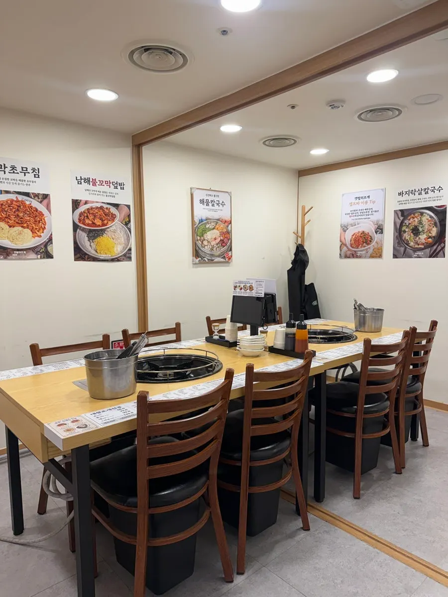 Seating at Gaetbeol-ui Jogae Yeouido Main Branch