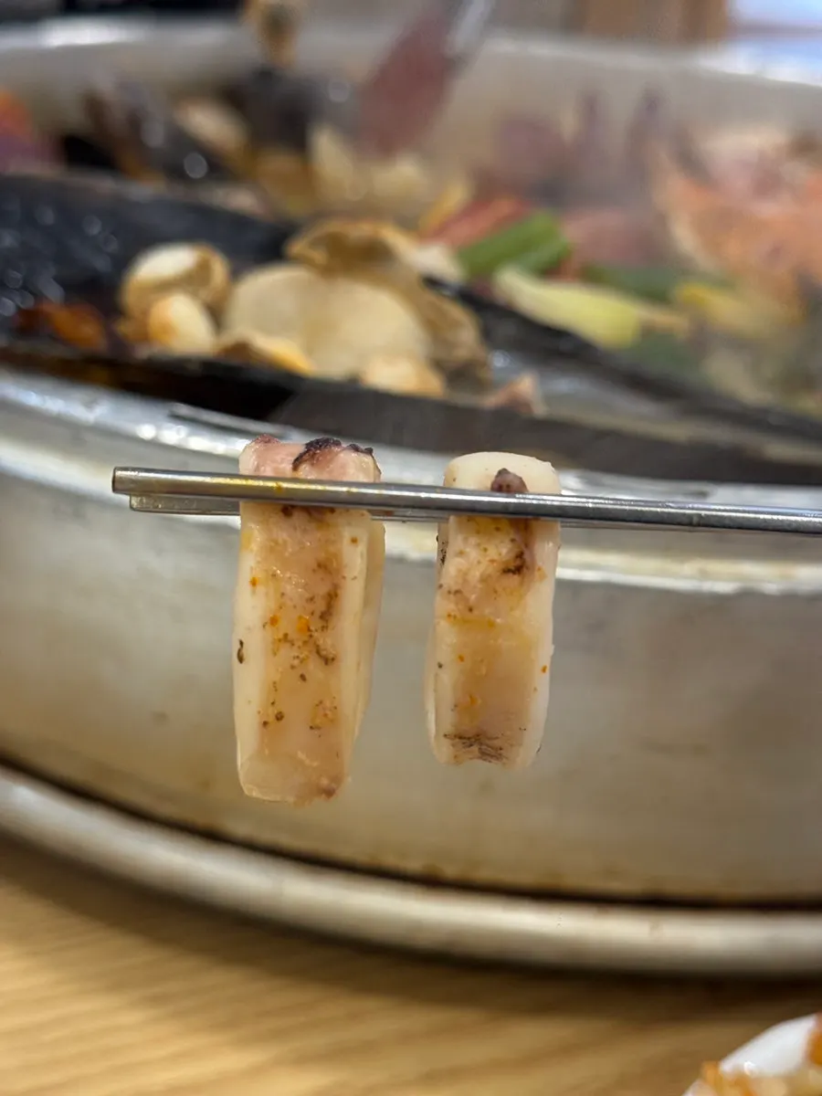 Seafood in the giant clam hot pot