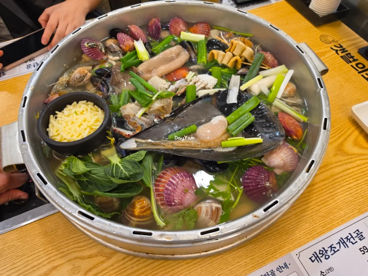 Table setting for the giant clam hot pot for two at Gaetbeol-ui Jogae Yeouido Main Branch