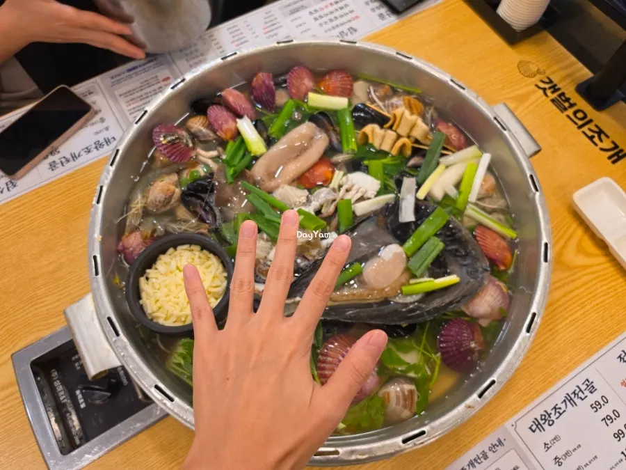 Giant clam hot pot pot filled with clams before cooking