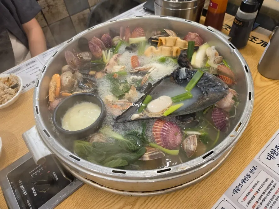 Boiling clam hot pot full of open scallops