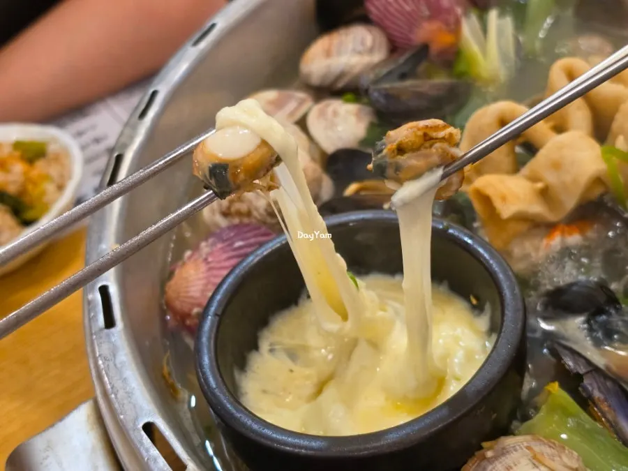 Scallop meat stretched with melted cheese