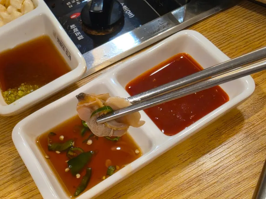 Clams dipped in soy sauce with cheongyang chili seasoning