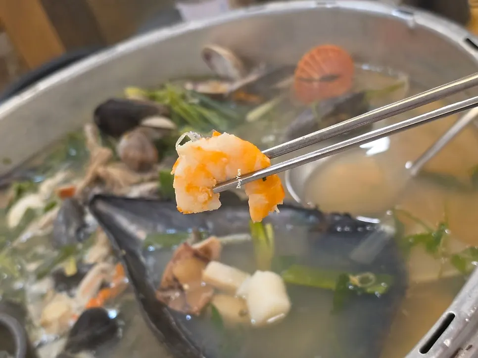 Mool-tteok and peeled shrimp
