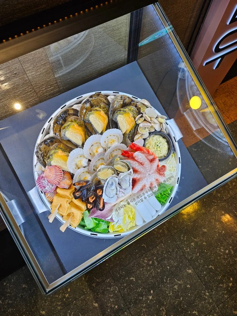 Restaurant entrance with a giant clam hot pot model