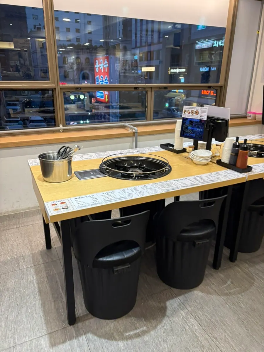 Interior space of the Yeouido clam hot pot restaurant