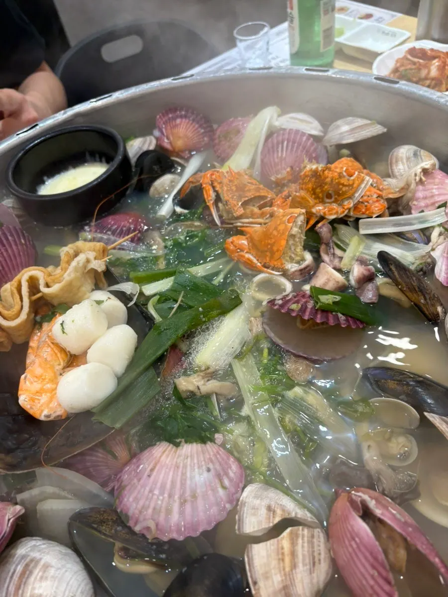 Clam hot pot eaten with cheese