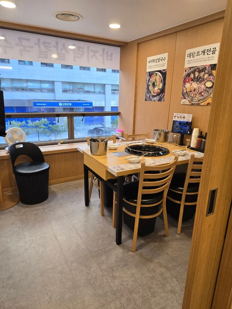 Partitioned seating and private room area