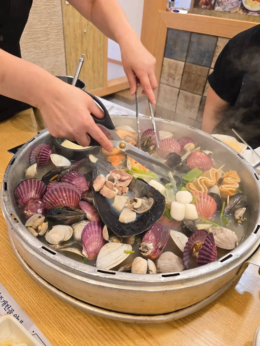 Cooked pen-shell adductor muscle in the clam hot pot