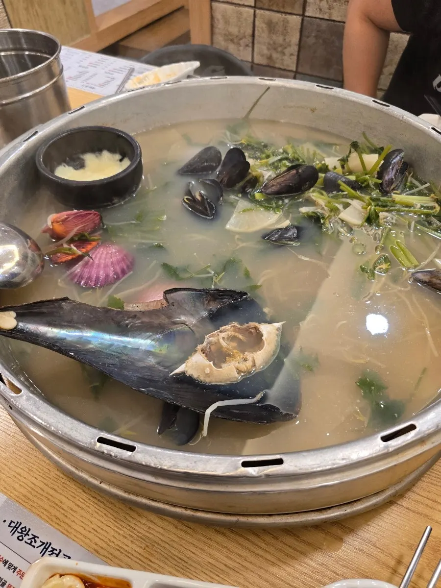 Clam hot pot with fish-cake skewers